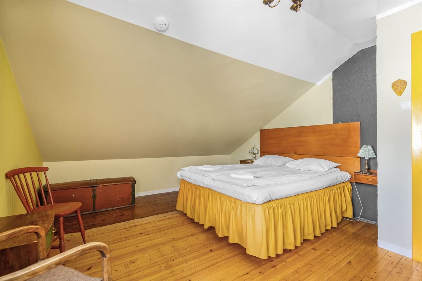 The yellow room