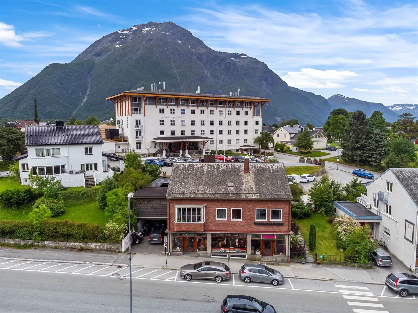 The house on Gamle Romsdalsvegen, with the mountain behind it